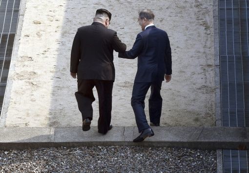 In Panmunjom an der Grenze zwischen Nord- und Südkorea kommen der nordkoreanische Diktator Kim Jong-un (links) und der südkoreanische Präsident Moon Jae-in zu einem "historischen Treffen" zusammen. Laut nordkoreanischen Medien soll es den "Weg in eine neue Ära" ebnen. (Foto: Keystone/AP) 