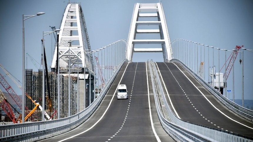 Die 19 Kilometer lange Brücke ist die längste europäische Brücke und verbindet die Krim über die Strasse von Kertsch mit der russischen Region Krasnodar. Russland hatte die ukrainische Halbinsel Krim im Jahr 2014 annektiert. 