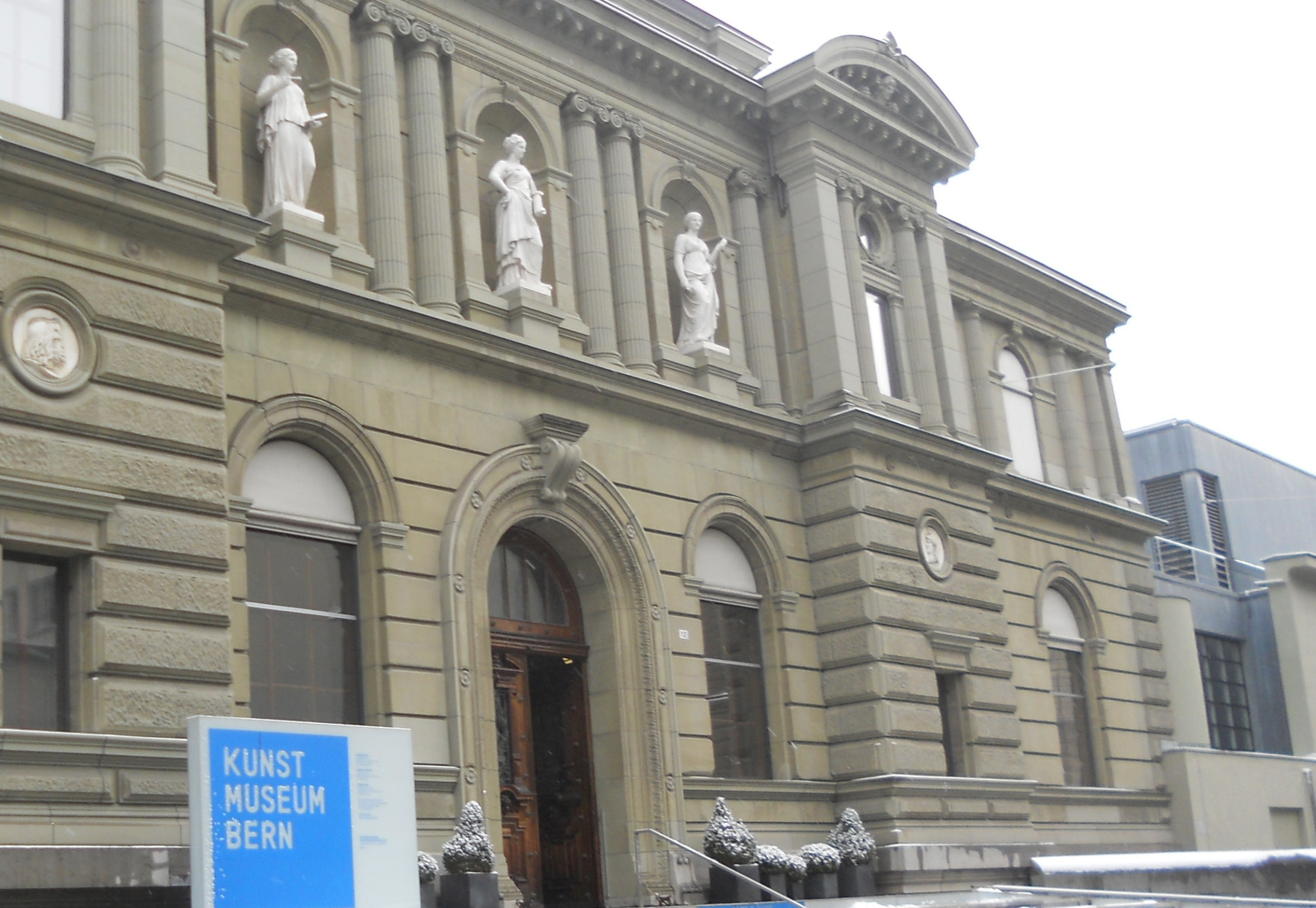 Das Kunstmuseum Bern, seit 1879 in diesem Bau, mitten in der Stadt angesiedelt. Rechts erkennbar der vor ein paar Jahren angefügte Erweiterungsbau. (Bild: André Pfenninger)