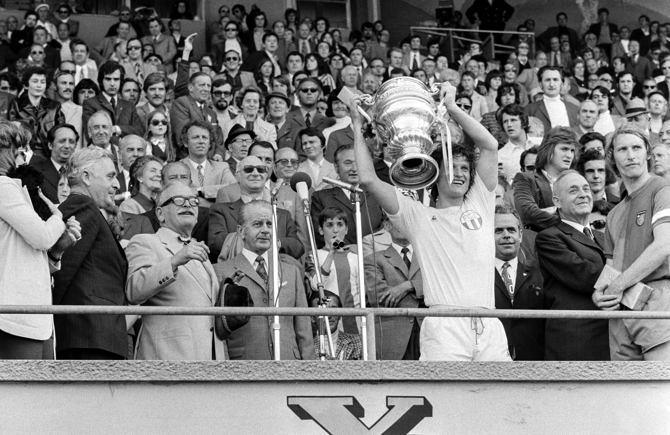 1972 gewinnt Künlzi als Captain zum dritten Mal den Cup (Foto: Keystone/Walter Rutishauser)
