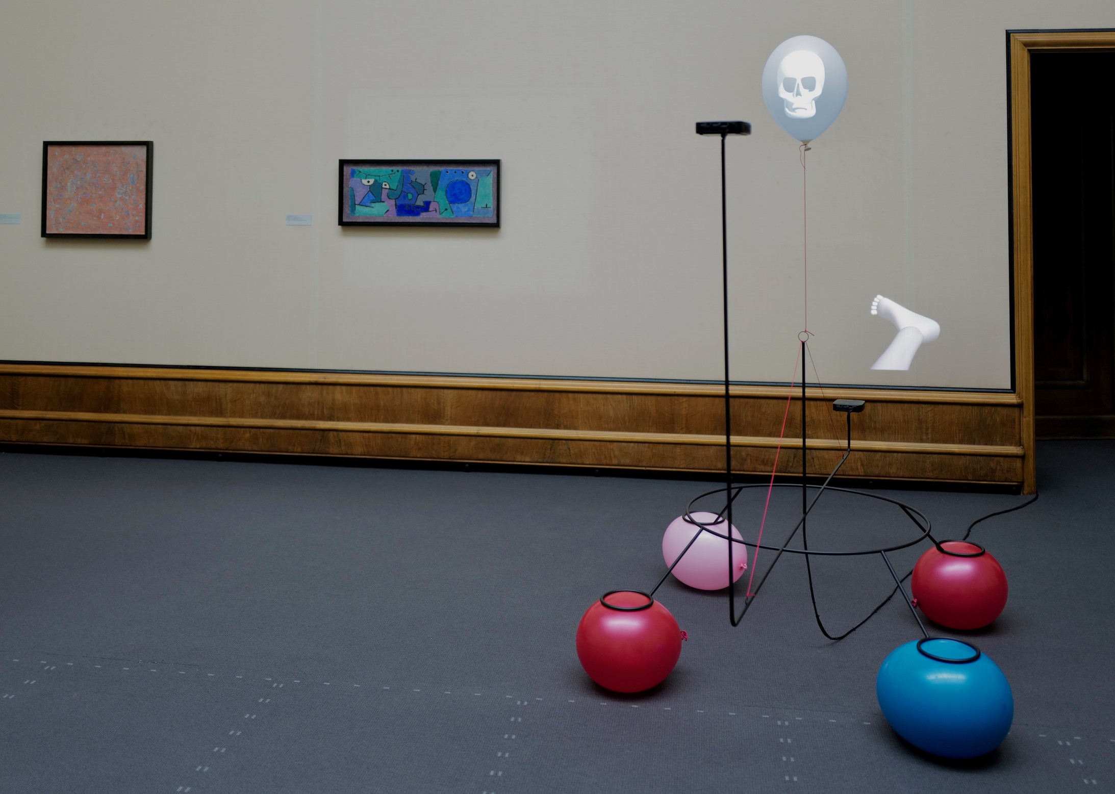 Yves Netzhammer: Objektarbeit, 2019, Stahlrohr, Ballone, Faden, 2 Projektionen (oben: 5.20 min / unten: 4.55 min, LOOP), 195 x 115 x 180 cm, Courtesy der Künstler; Foto: J21, Urs Meier