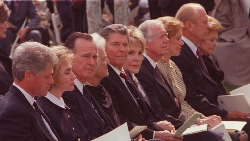 Fünf amerikanische Präsidenten und ihre Frauen nehmen im Garten der „Richard Nixon Presidential Library“ in Yorba Linda, Kalifornien, an der Bestattungsfeier teil: Nixon war am 22. April in New York gestorben. 