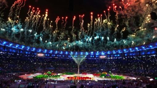 In Rio werden die Olympischen Sommerspiele eröffnet. Sie dauern bis zum 21. August. Die Schweizer Sportlerinnen und Sportler gewinnen 3 Gold-, 2 Silber- und 2 Bronze-Medaillen.