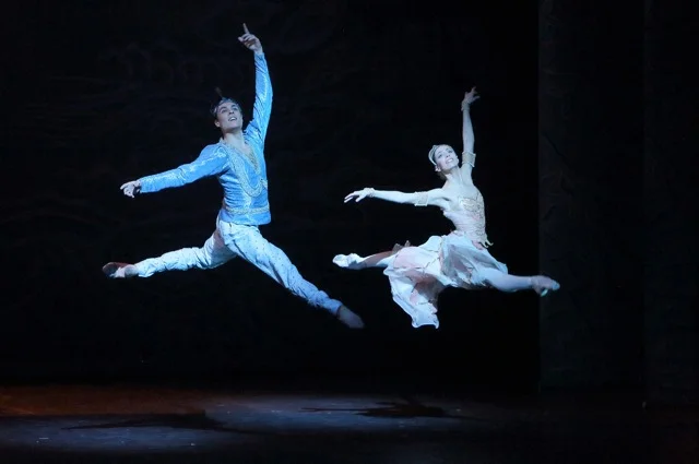 Timur Askerov und Daria Sukhorukova (Foto: Bayerisches Staatsballett, Wilfried Hösl)