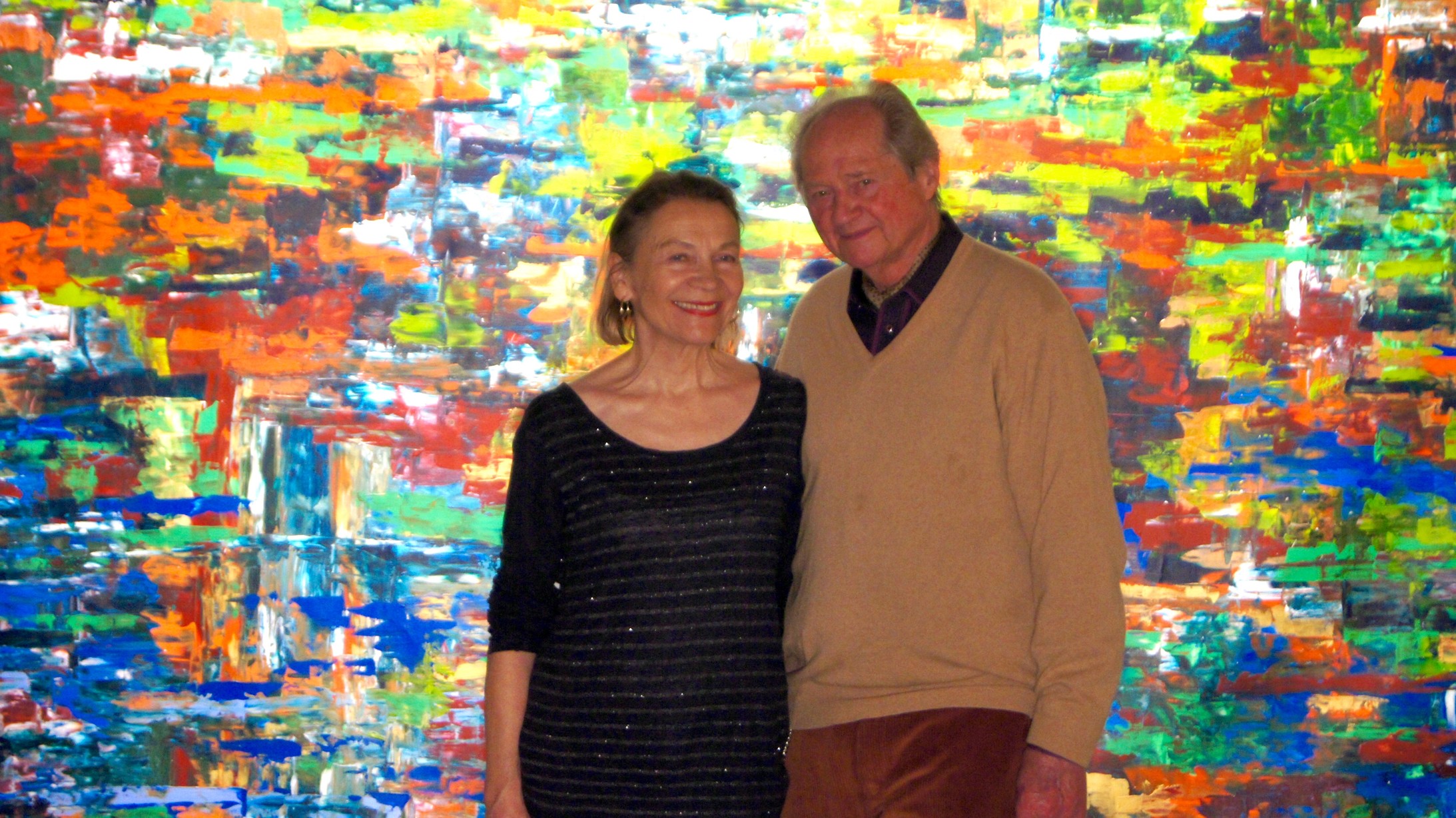 Theresa und Gérard Burkhardt, Kunstsammler und Gründer von «La Grange» vor einem Gemälde von Irene Namok, inspiriert durch die Farbenpracht von Landschaft und Vegetation