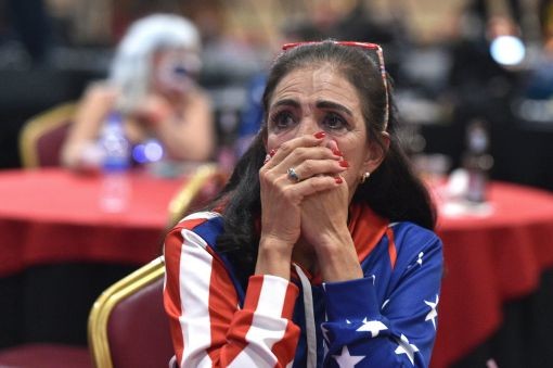 Im Trump-Lager kommen  nach Mitternacht (Eastern Time) erste Befürchtungen auf. Loretta Oakes aus Las Vegas verfolgt die einlaufenden Ergebnisse mit immer grösserer Sorge. (Foto: Keystone/EPA/David Becker)