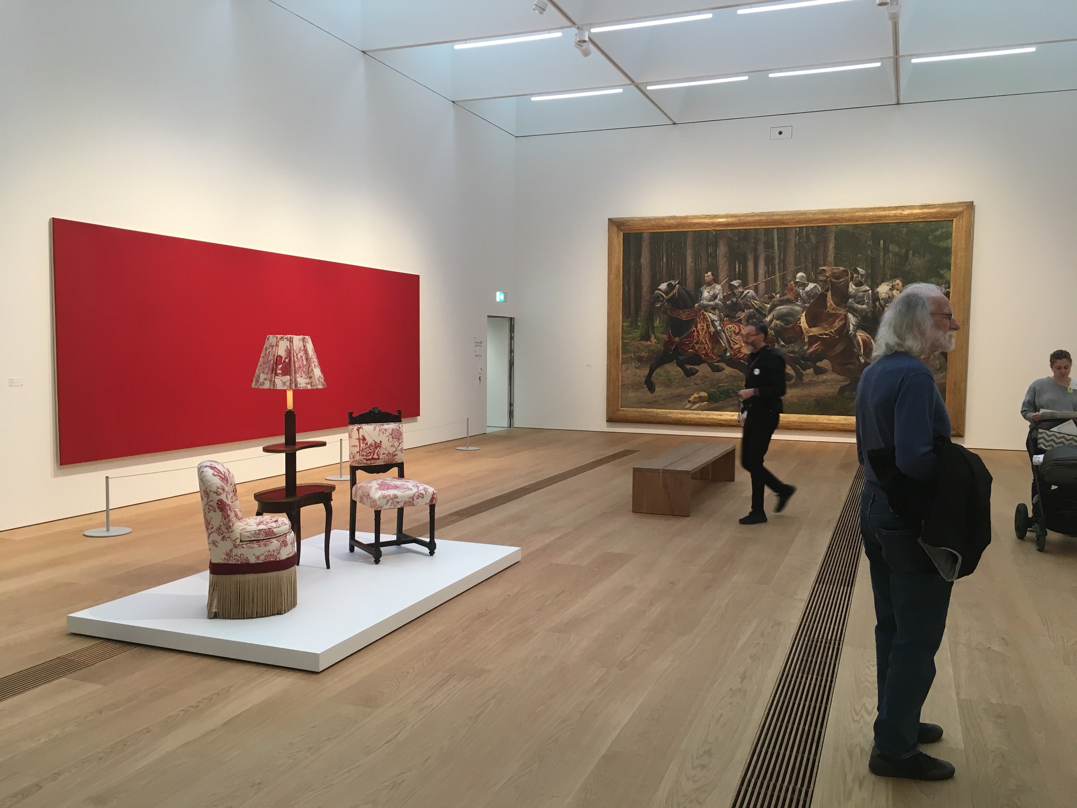 Kunst und Geschichte: Burnands „Karl der Kühne auf der Flucht“ (hinten), Olivier Mossets Malerei (links) und Renée Greens „Commemorative Toile“ (Mitte)