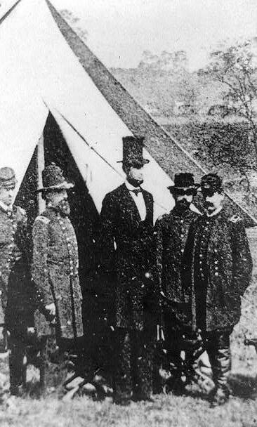 Das Bild zeigt Lincoln am 3. Oktober 1862. In Antietam (Maryland) trifft er Offiziere und Soldaten. Fotograf: Alexander Gardner.
