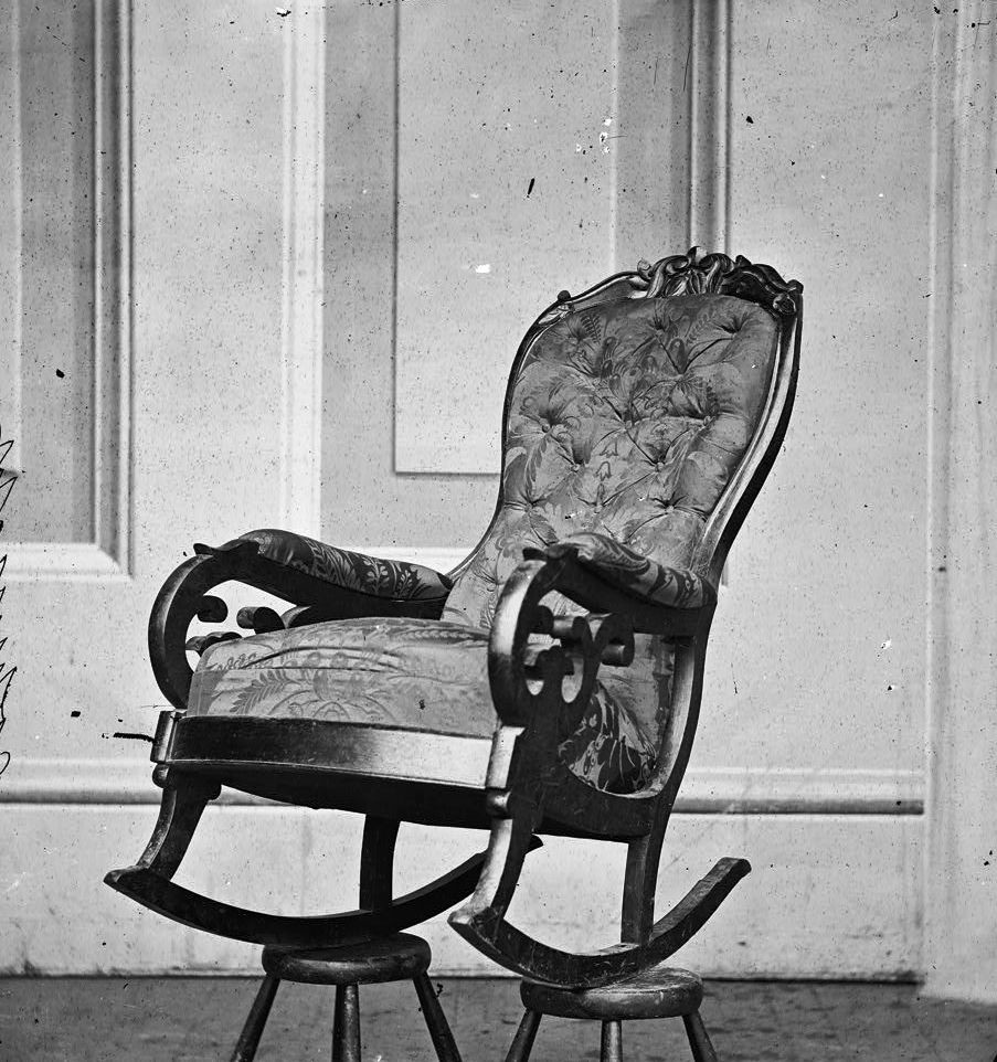 In diesem Stuhl sitzt Abraham Lincoln, als er erschossen wird. Das Bild wurde kurz nach der Ermordung aufgenommen.