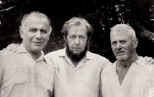 Kopelew (links), Solschenizyn und Dmitirj Panin auf Solschenizyns Datscha bei Kaluga, 1968. (Bild aus dem besprochenen Buch)