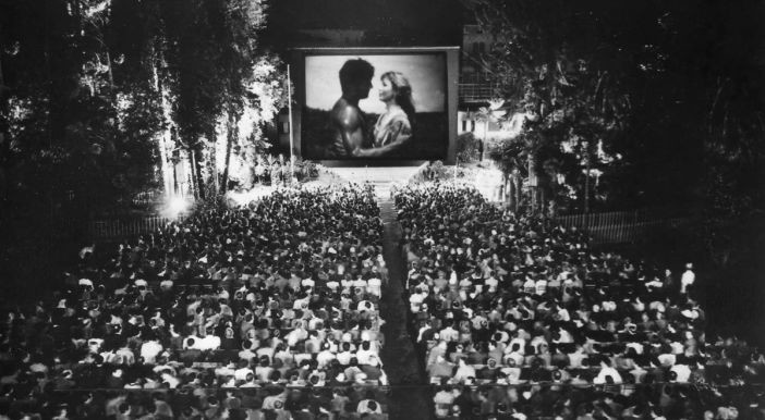 Im Park das Grand Hotels wird das erste Filmfestival von Locarno eröffnet. Es ist damit eines der ältesten Filmfestivals der Welt. Der Eröffnungsfilm ist "O sole mio" von Giacomo Gentilomo.