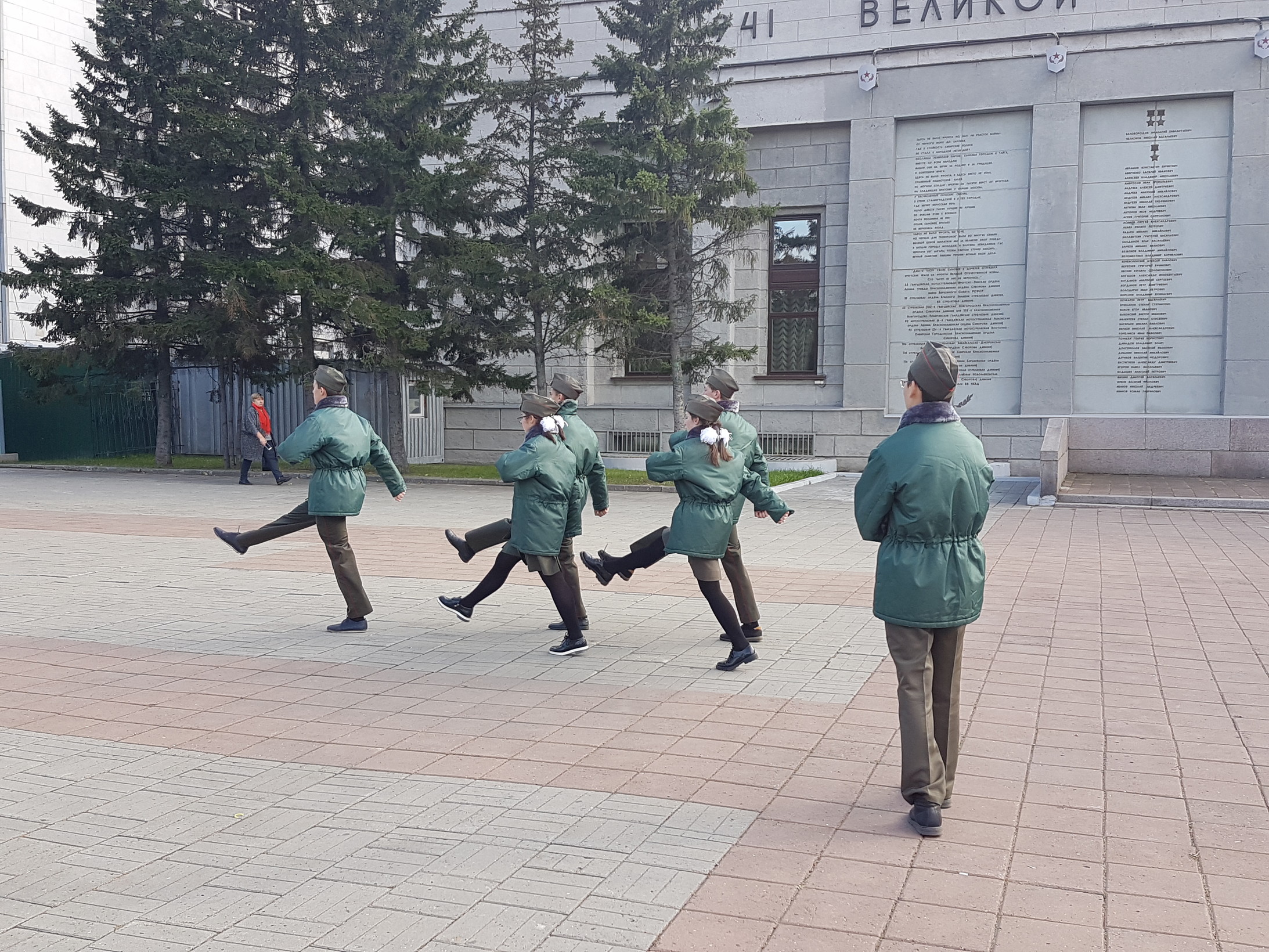 Mittelschüler im Stechschritt vor der Ewigen Flamme im sibirischen Irkutsk (Foto: P. Lüthi)