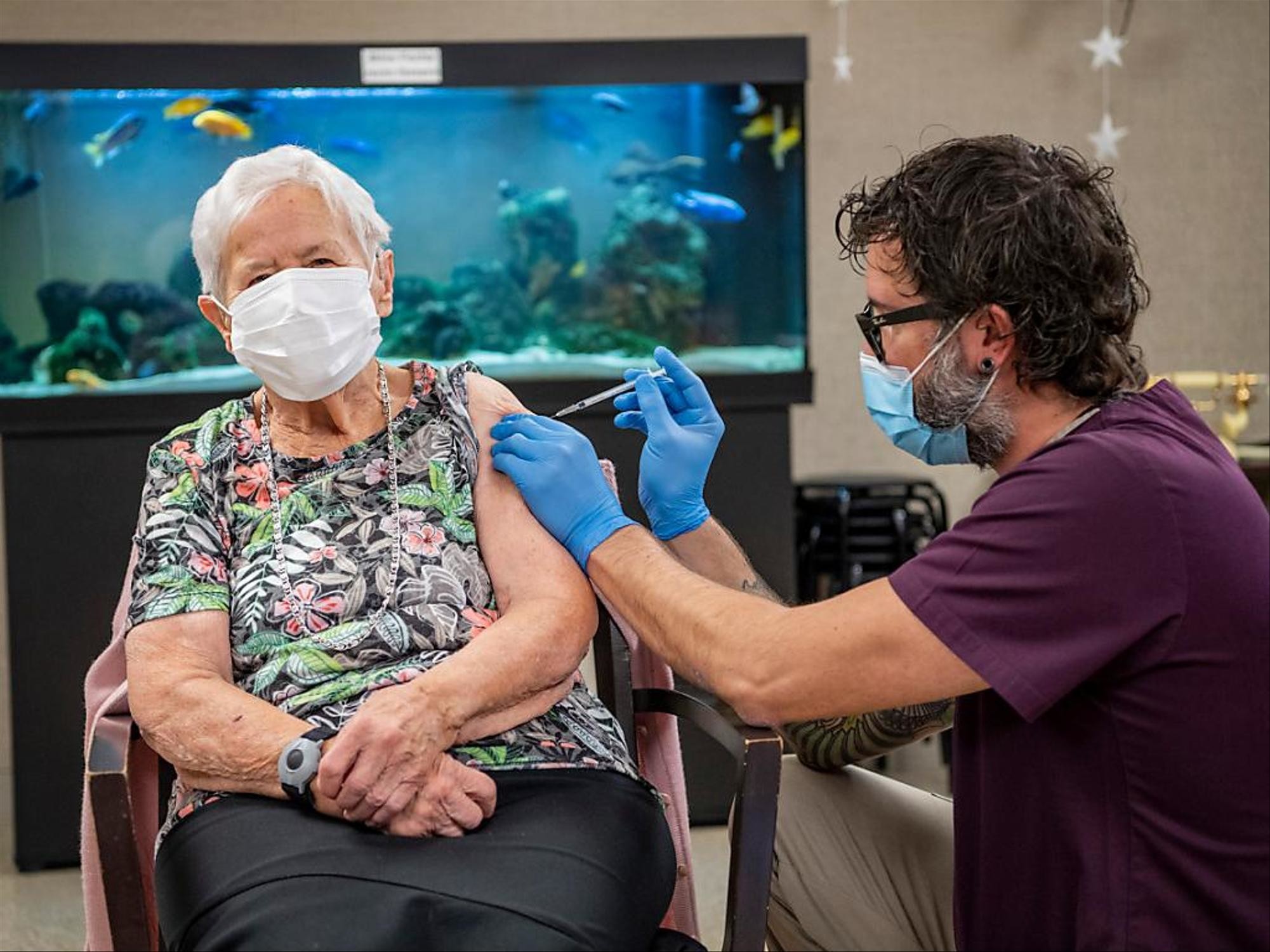 In der Schweiz hat die bisher grösste Impfaktion begonnen. In einem Pflegeheim im Kanton Luzern wurde eine 90-jährige mit Corona-Impfstoff von Pfizer/Biontech geimpft. (Foto: Keystone/Urs Flüeler) 