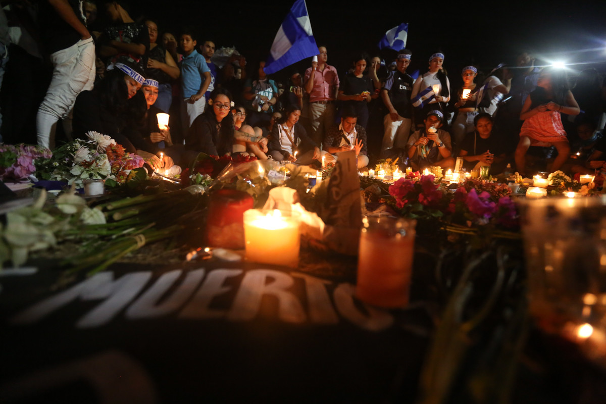 Tausende demonstrieren in Managua und andern Städten Nicaraguas gegen die Regierung von Staatschef Daniel Ortega. Laut Menschenrechtsorganisationen sind bei den Zusammenstössen weit über 80 Menschen getötet und fast 900 verletzt worden. Die Proteste, die sich zunächst gegen eine geplanten Rentenkürzung richteten, weiten sich zu einer allgemeinen Auflehnung gegen den diktatorisch regierungen Präsidenten auf. Ortega, ein ehemaliger Guerillakämpfer der Sandinisten, regiert sein Land seit elf Jahren. Sein Frau…