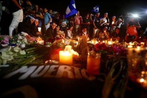 Tausende demonstrieren in Managua und andern Städten Nicaraguas gegen die Regierung von Staatschef Daniel Ortega. Laut Menschenrechtsorganisationen sind bei den Zusammenstössen weit über 80 Menschen getötet und fast 900 verletzt worden. Die Proteste, die sich zunächst gegen eine geplante Rentenkürzung richteten, weiten sich zu einer allgemeinen Auflehnung gegen den diktatorisch regierenden Präsidenten aus. Ortega, ein ehemaliger Guerillakämpfer der Sandinisten, regiert sein Land seit elf Jahren. Seine Frau…