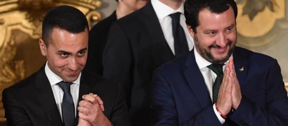 Luigi Di Maio (links), der Chef der Protestbewegung Cinque Stelle und Matteo Salvini, Chef der rechtspopulistischen Lega, übernehmen die Macht in Italien. Beide üben das Amt eines Vizeministerpräsidenten aus. Ministerpräsident wird der Rechtsprofessor Giuseppe Conte. Die Regierungsbildung erfolgt nach neunzigtägigem teils chaotischem Gerangel.