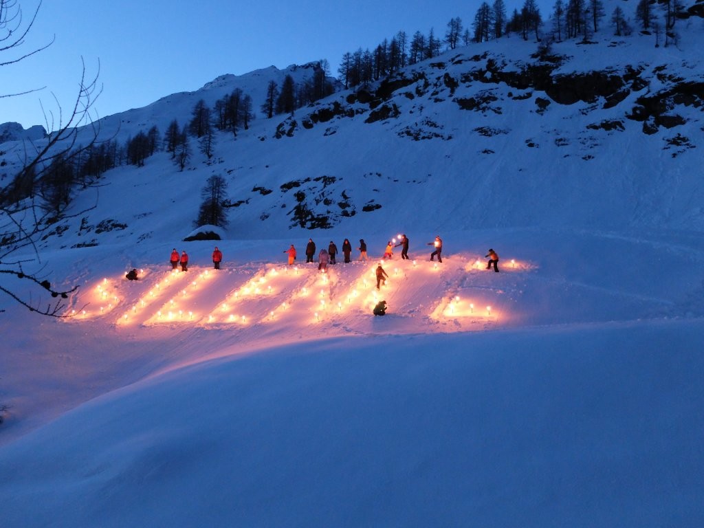 Das Wort “Silence” welches die Aktivisten abends in den Schnee schreiben (Foto: Katharina Conradin)