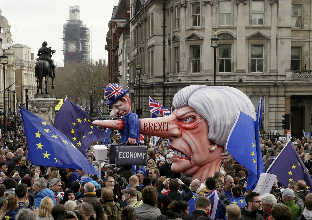 Mehr als eine Million Britinnen und Briten demonstrierten am Samstag in London für einen Verbleib Grossbritanniens in der EU. 
Die Demonstranten verlangen eine zweite Volksabstimmung über den Brexit. Am Mittwoch hatten viereinhalb Millionen Briten – 16 Prozent der wahlberechtigten Bevölkerung – dem Parlament eine Petition übergeben, in der ein Verbleib des Landes in der EU gefordert wird.
Die Organisatoren sprachen von einer der grössten Manifestationen im Vereinigten Königreich. Viele waren mit Zügen, d…