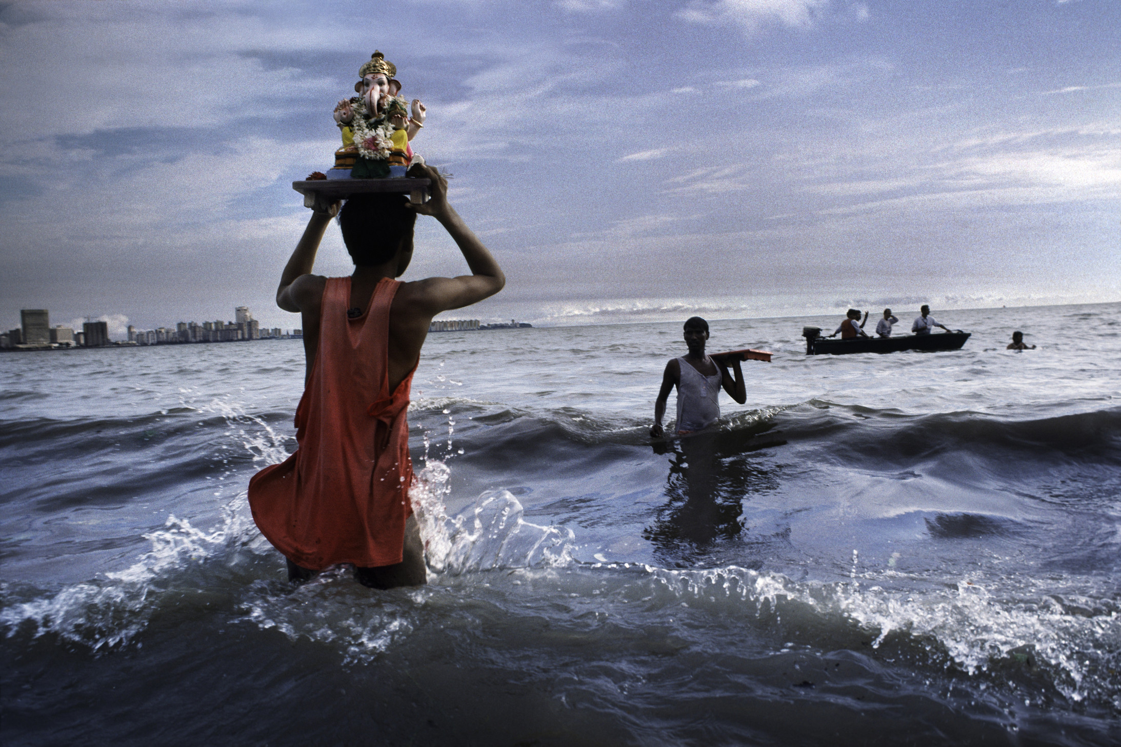 Mumbai, 1993. Ein Gläubiger trägt während des rituellen Eintauchens am
Chowpatty-Strand eine Ganesha-Staute ins Wasser des Arabischen
Meers. © Steve McCurry aus "Indien" (Prestel Verlag, 2015)