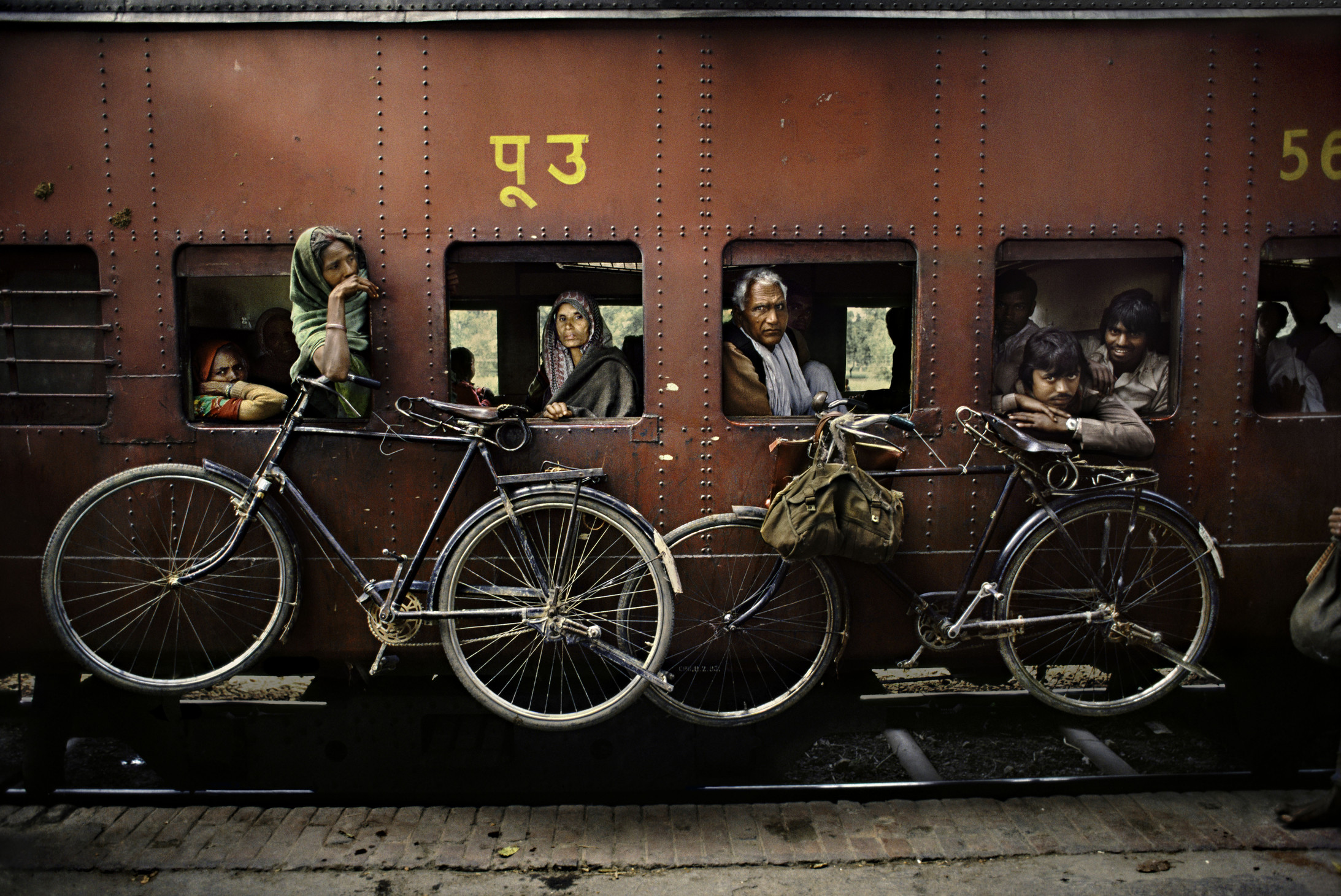 Westbengalen, 1983. Fahrräder hängen an der Aussenwand eines
Eisenbahnwaggons. © Steve McCurry aus "Indien" (Prestel Verlag, 2015)