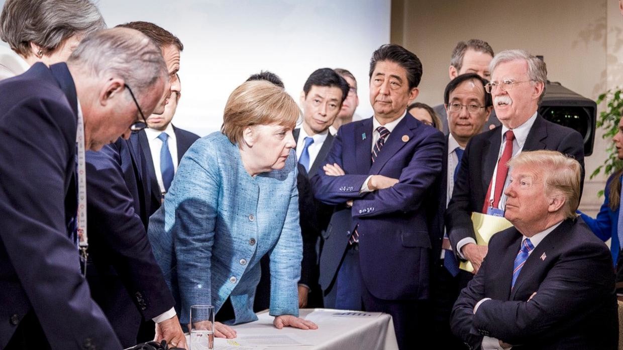 Das Foto ging um die Welt. Es zeigt die Teilnehmer des G7-Gipfels im kanadischen Malbaie. Im Mittelpunkt Angela Merkel, am Rand etwas unschlüssig Donald Trump. Das Bild wurde von
