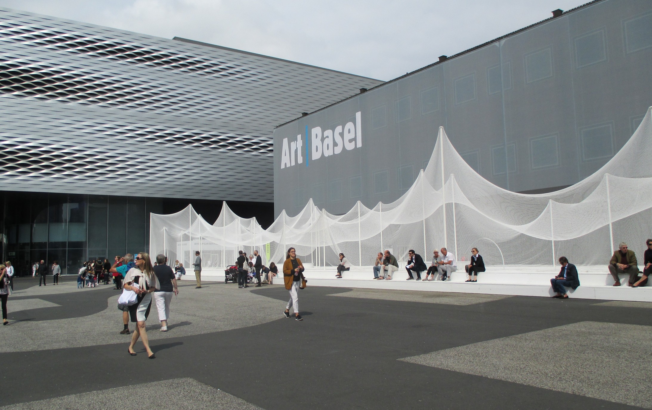 Kunstvoll gestalteter Messeplatz vor der Art Basel