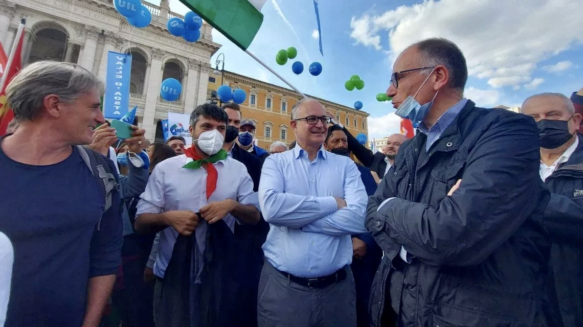 Gualtieri (Mitte, mit weissem Hemd) und Enrico Letta, Chef des sozialdemokratischen „Partito Democratico“ am Samstag an der antifaschistischen Demonstration in Rom (Foto: R.C.)