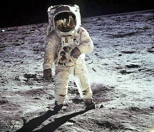 20. Juli 1969: Zum ersten Mal landen Menschen auf dem Mond. Die Mannschaft von Apollo 11 besteht aus Neil Armstrong, Buzz Aldrin und Michael Collins; Collins verbleibt im Mondorbit. Um 20:17:58 Uhr UTC vermeldet Armstrong: “Houston, Tranquility Base here. The Eagle has landed!” Als erster betritt Armstrong - und kurz darauf Aldrin - am 21. Juli den Boden des Erdtrabanten. Das Bild zeigt Buzz Aldrin. In den Jahren von 1969 bis 1972 haben zwölf Menschen den Mond betreten.