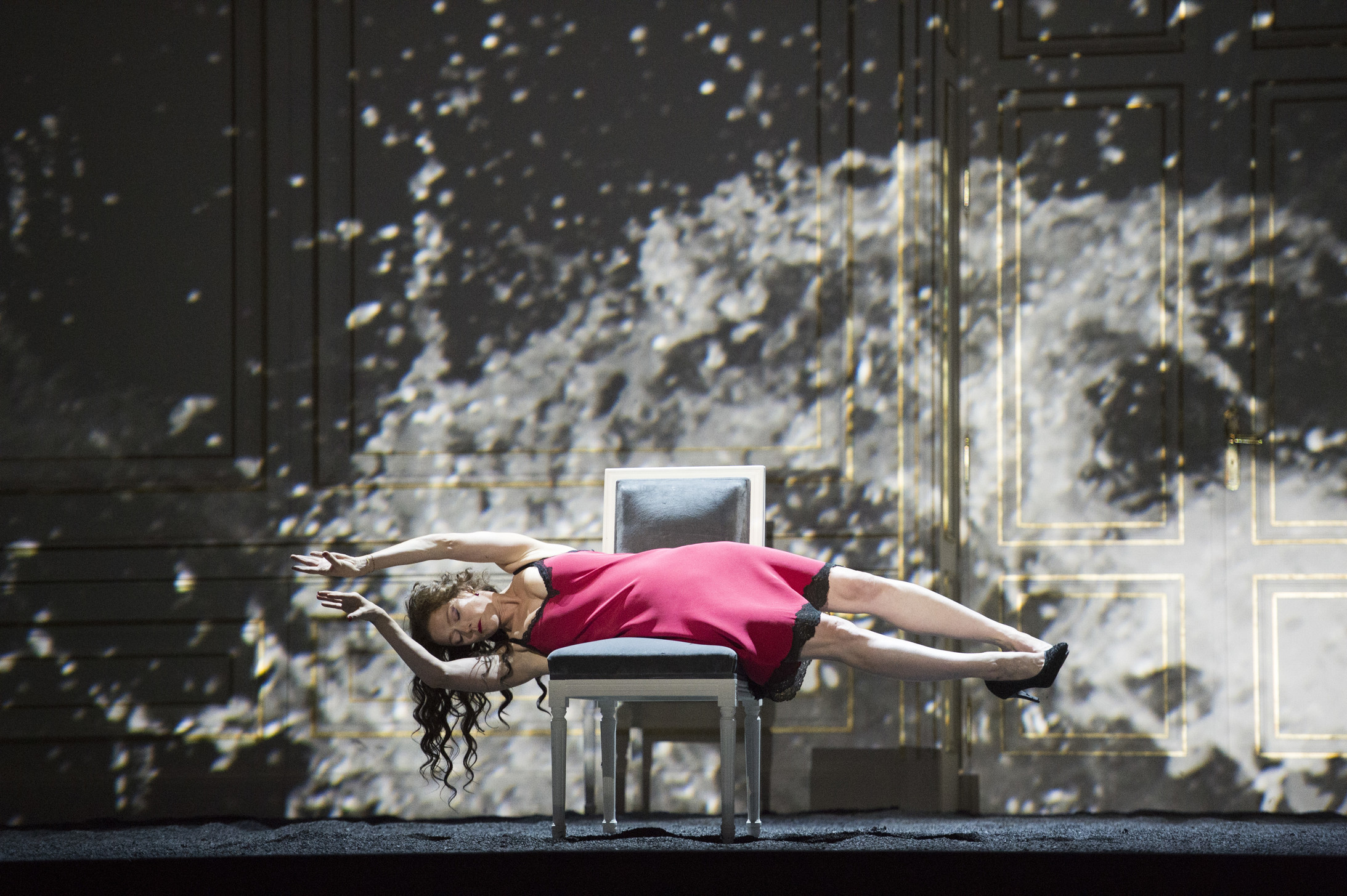 Akrobatik auf der Opernbühne: Barbara Hannigan als «Bérénice»    ©  Monika Rittershaus / Opéra national de Paris