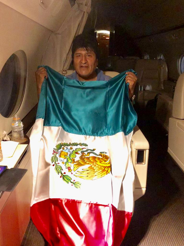 Da sitzt er im Jet der mexikanischen Regierung auf dem Weg von Bolivien nach Mexiko und hält die mexikanische Flagge in der Hand: Ex-Präsident Evo Morales. Foto: Mexikos Aussenminister Ebrard via AP

Wieso ist Evo Morales aus Bolivien geflohen?
Ganz offensichtlich fürchtete der Staatschef um seine Sicherheit. Nach den Präsidentschaftswahlen vom 20. Oktober ist es zu heftigen Auseinandersetzungen gekommen. Auch nach Morales’ Rücktritt hat sich die Situation nicht beruhigt. In der Hauptstadt La Paz haben …