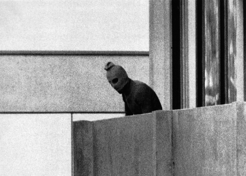1972: Der palästinensische Schwarze September überfällt die israelische Delegation bei den Olympischen Spielen in München, tötet zwei israelische Athleten und nimmt elf weitere als Geiseln. Bei dem späteren Befreiungsversuch werden alle Geiseln, fünf Terroristen und ein Polizist getötet.