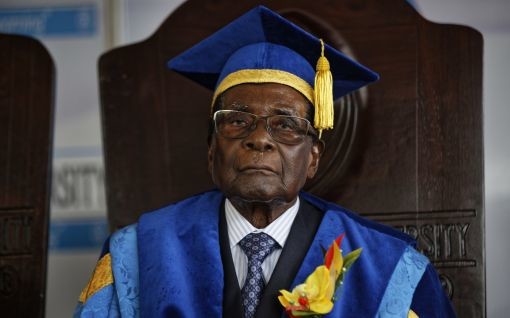 Die simbabwische Regierungspartei setzt den 93-jährigen Robert Mugabe ab. Mugabe, der mit diktatorischen Mitteln regierte, war der am längsten amtierende Machthaber der Welt. Er war von 1980 bis 1987 Ministerpräsident und seither Staatspräsident. Er hatte zunächst einige Erfolge vorzuweisen. Ab den Neunzigerjahren verwandelte er sich in einen korrupten, diktatorischen Despoten, der das Land in den Ruin ritt. Als ob nichts gewesen wäre, tritt Mugabe nach seiner Absetzung in der Universität von Harare auf (B…