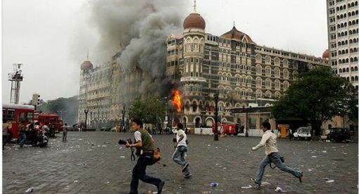 26. November 2008: Zehn militante Islamisten verüben in der indischen Stadt Mumbai (Bombay) mehrere Terroranschläge und töten 174 Menschen. Neun der Angreifer werden getötet. Der 10. Attentäter, Ajmal Kasab, wird am 21. November 2012 im Yervada-Zentralgefängnis in Pune gehängt. Die Terroristen hatten im Stadtzentrum unter anderem ein jüdisches Zentrum, Luxushotels, den Hauptbahnhof und ein Café angegriffen. Die Geiselnahmen im legendären „Taj Mahal“-Hotel hielten die Welt drei Tage lang in Atem. Indien mac…