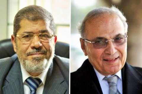 Mohammed Mursi (links) von der islamistischen Freiheits- und Gerechtigkeitspartei (Muslimbrüder) gewinnt die Präsidentschaftswahl in Ägypten. Er kommt in der Stichwahl auf 51,7 Prozent und schlägt Ahmad Schafiq, der als unabhängiger Kandidat angetreten war. Am 3. Juli 2013 wird Mursi abgesetzt.