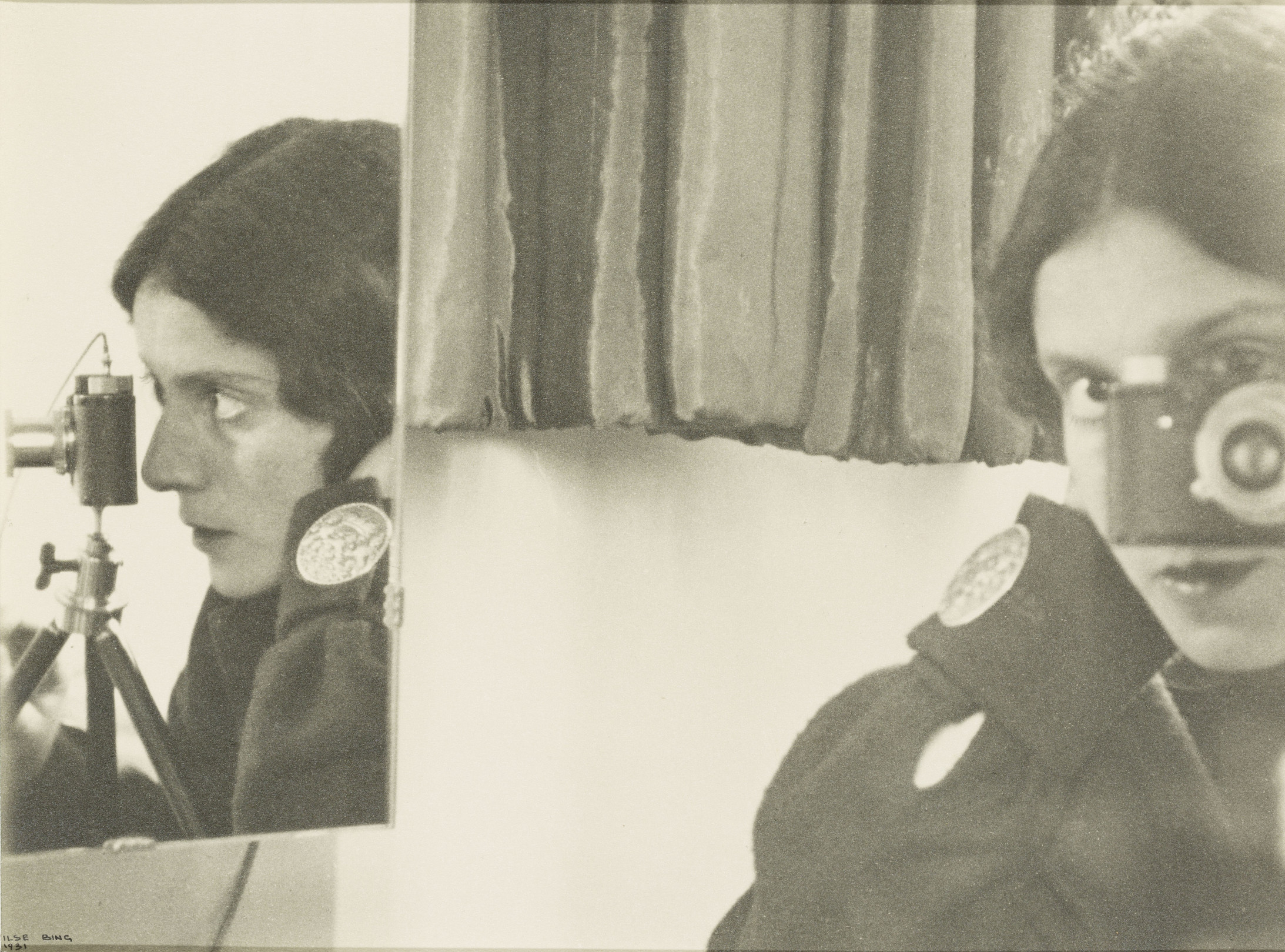 Selbstporträt mit Leica. Ilse Bing (1899-1998), 1931 Silbergelatineabzug, 19,5 x 21,5 cm © Thomas Walther Collection