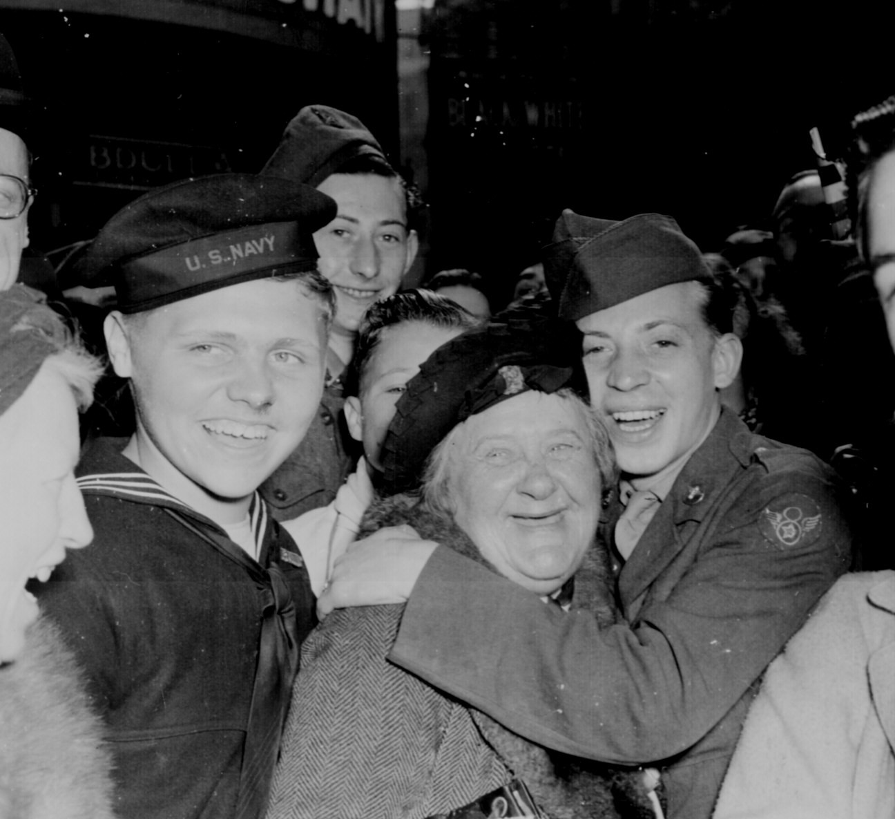 Amerikanische Soldarten umarmen am 7. Mai 1945 auf dem Piccadilly Cirucus in London eine Passantin. (Bild: National Archive, Washington D.C., 531280)
