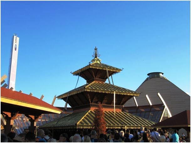 Nepals Pavillon wurde wegen des Erdbebens im April nicht sofort eröffnet, denn die nepalesischen Arbeitskräfte wurden zu Hause gebraucht. Der Pavillon wurde von freiwilligen Handwerkern aus Brescia und Bergamo fertig gebaut.
