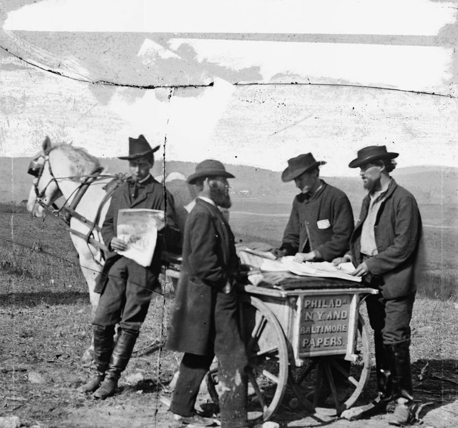 Nahe der Schlachtfelder werden Zeitungen mit den letzten Kriegsnews verkauft. Das Bild wurde von Alexander Gardner im November 1863 in Meade (Virginia) aufgenommen. Die Glasplatte zerbrach später.