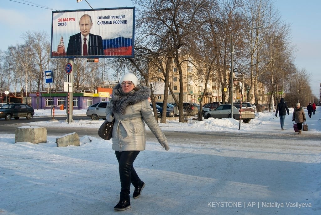 Einsames Wahlplakat für Putin in der Provinzstadt Nischni Tagil im Ural. Der Slogan auf dem Plakat lautet: "Ein starker Präsident für ein starkes Russland". Foto: Keystone/AP Photo/Nataliya Vasilyeva)


