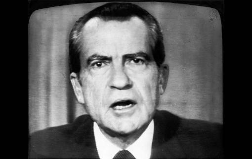 1974: Der amerikanische Präsident Richard Nixon gibt in einer Fernsehansprache bekannt, dass er am folgenden Tag zurücktreten werde. Damit kommt er einem drohenden Amtsenthebungsverfahren zuvor. Er ist der bisher einzige US-Präsident, der seinen Rücktritt einreicht. Grund ist die Watergate-Affäre. Sein Nachfolger wird Gerald Ford.