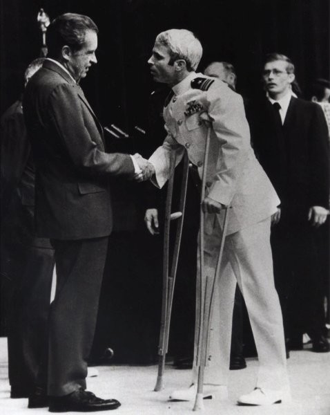 Eines der berühmtesten Fotos: McCain wird nach seiner Freilassung von Präsident Richard Nixon empfangen.