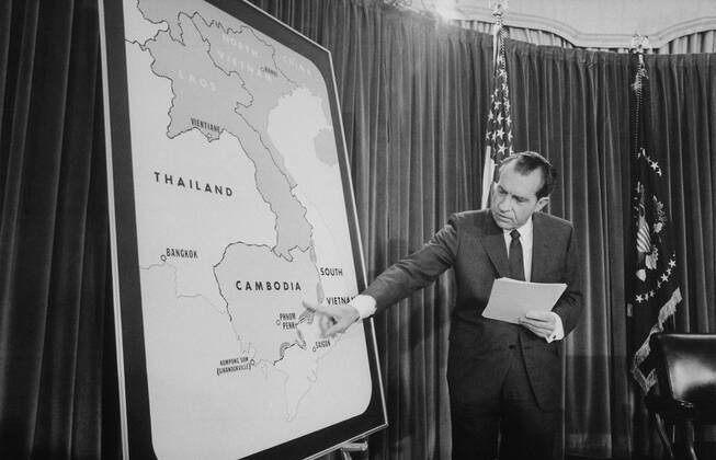 50'000 amerikanische und 60'000 südvietnamesische Soldaten dringen in Kambodscha ein. Ziel sind kommunistische Vietcong-Kämpfer und Soldaten der nordvietnamesischen Arme, die von Kambodscha aus immer wieder in den Vietnamkrieg eingreifen. Im Bild: Präsident Richard Nixon zeigt in seiner Rede zur Lage der Nation am 30. April 1970 Stützpunkte der nordvietnamesischen Armee entlang der kambodschanischen Grenze. Der Vietcong benutzt Kambodscha häufig als Rückzugsgebiet und Schlupfwinkel. Die Invasion löst nicht…