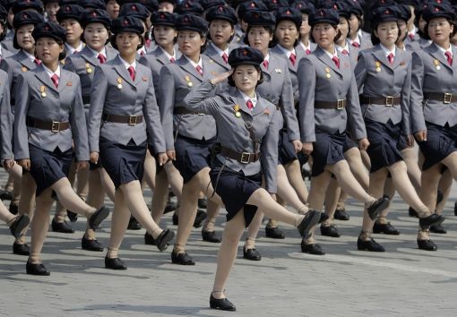 Nordkorea feiert in Piöngjang den 105. Geburtstag von Staatsgründer und Staatspräsident Kim il-Sung mit einer grossen Militärparade. Tausende Soldatinnen und Soldaten nehmen daran teil. Gezeigt wird auch eine neue Interkontinentalrakete. Der Geburtstag des „Ewigen Führers“ ist der wichtigste Feiertag in Nordkorea und wird als „Tag der Sonne“ bezeichnet. (Foto: Keystone/AP/Wong Maye-e)