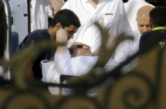 Hosni Mubarak am Donnerstag bei der Entlassung aus der Haft. Er wird in ein Spital überführt und steht dort unter Hausarrest. (Bild: Keystone/AP)