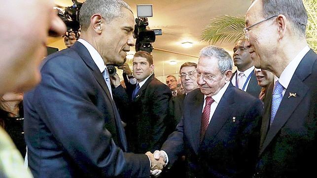 Nach jahrzehntelanger Feindschaft zwischen den USA und Kuba reichen sich am Amerika-Gipfel in Panama US-Präsident Obama und der kubanische Staatschef Castro die Hand. Am Tag danach diskutieren die beiden 80 Minuten miteinander. Es ist das erste Mal seit fast 60 Jahren, dass die Staatschefs der USA und Kubas zu einem offiziellen Treffen zusammenkommen. (Foto: Keystone)
