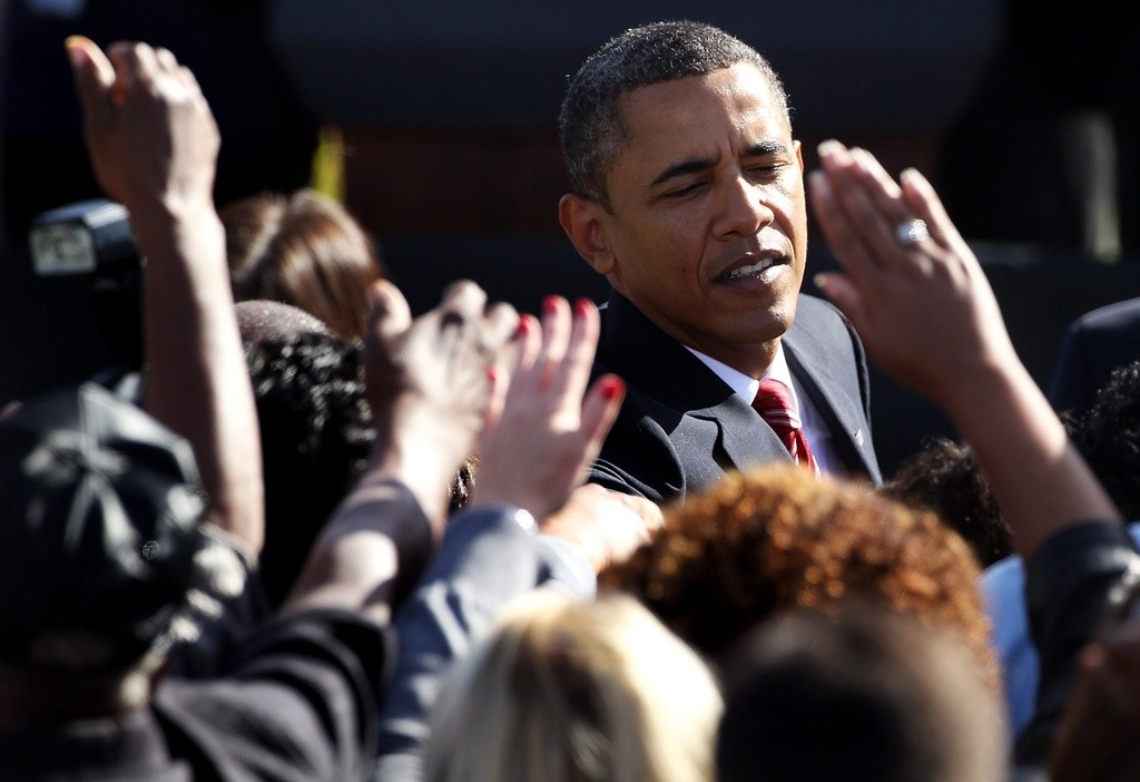 Obama am Samstag, 11. September, mit Angehörigen des Terroroanschlags. (Foto: Keystone/EPA/Alex Wong).