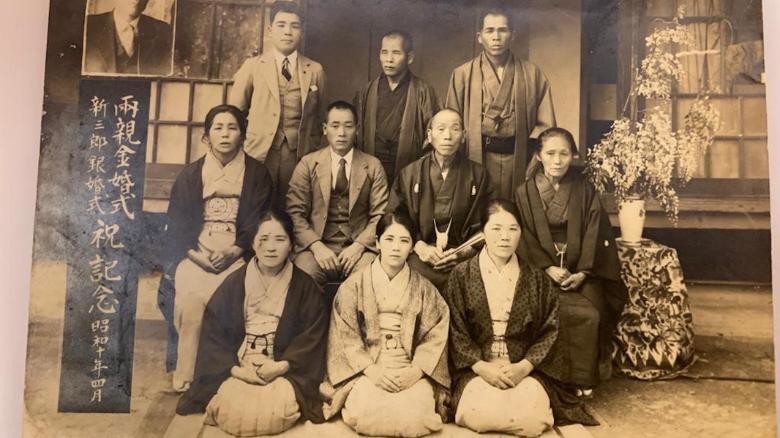 Das Bild aus dem Jahr 1935 zeigt die 32-jährige Kane Tanaka in der Mitte der vorderen Reihe. (Foto: CNN)