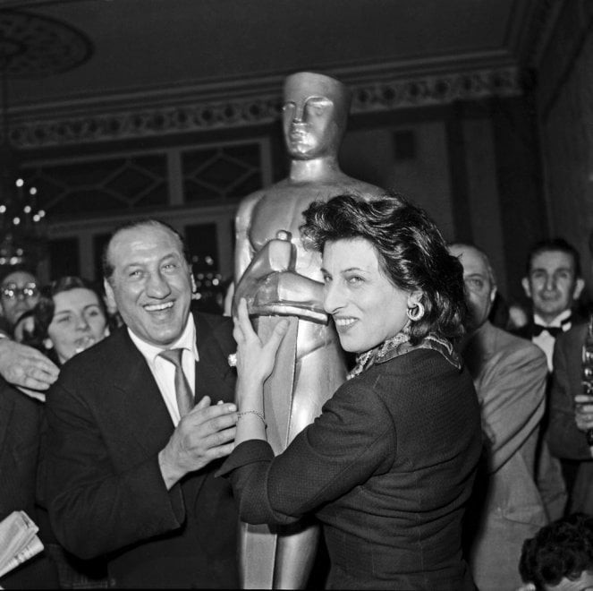 Anna Magnani bei der Oscar-Verleihung mit Daniel Mann, dem Regisseur von „La rosa tatuata“, 1956

