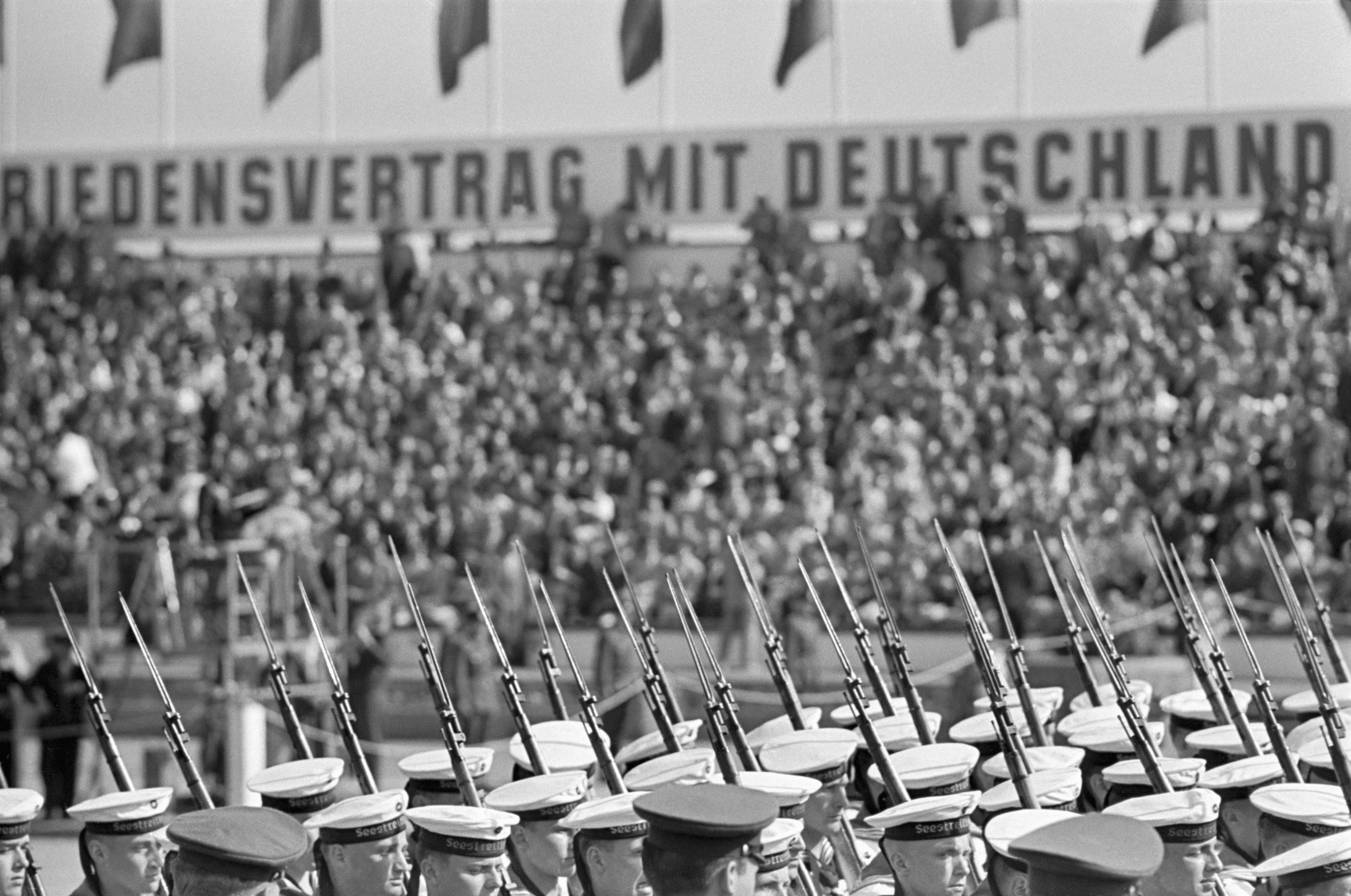 Ostberlin, Parade zum 1. Mai 1959, © Erich Lessing, Abb. aus dem besprochenen Band