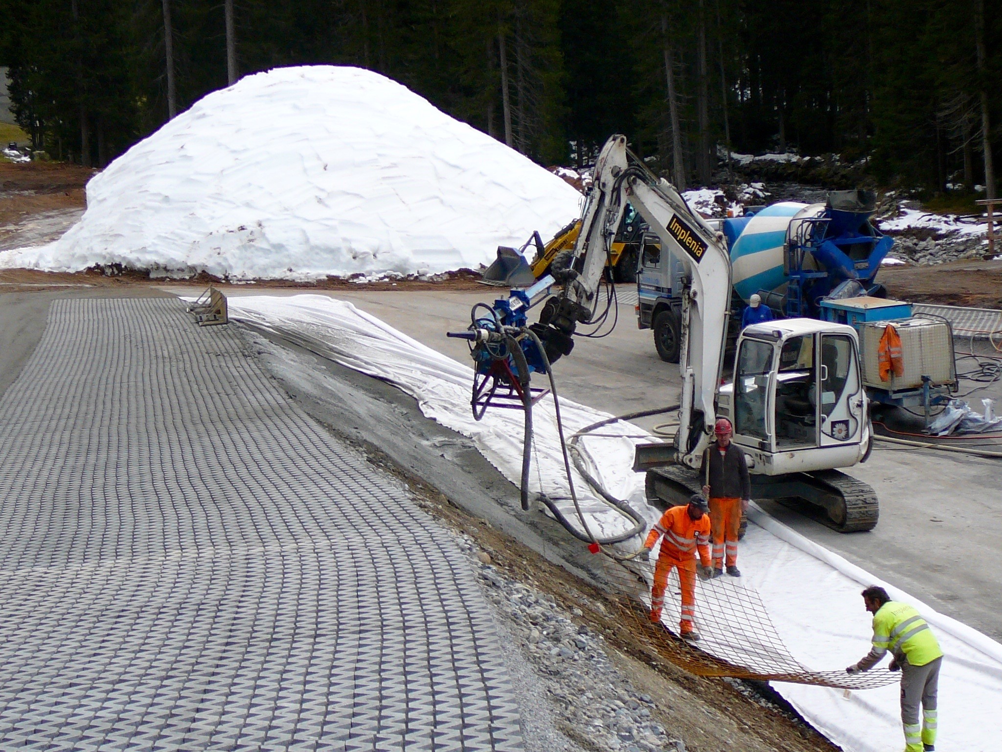 Snowfarming: Oberhalb von Davos wird ein grosses Depot gebaut. (Foto: Helmut Scheben)
 